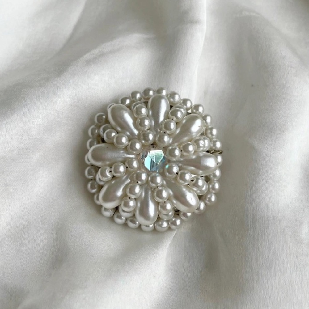 Classic VTG Inspired Floral Design Luxurious Faux Pearls & Center Crystal Brooch